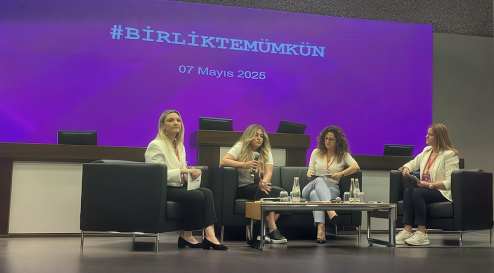 Norm Holding İnsan Kaynakları Direktörü Filiz Ergin, sanayide kadın istihdamını artırmak için öncelikle fiziksel çalışma koşullarının kadınlara uygun olacak şekilde iyileştirilmesi gerektiğini belirtti. Toplumda kadının çalışmasına yönelik algının yönetilmesinin kritik öneme sahip olduğunu vurgulayan Ergin; ailede başlayan temel eğitime uzanan çok boyutlu bir dönüşüm ihtiyacına dikkat çekti.