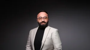 Türkiye’deki fintek girişimleri, 2025 ve sonrası için gözünü yurtdışı pazarlara dikmiş durumda. Afrika, Orta Asya ve Körfez ülkelerinde dijital bankacılığın henüz gelişmediği ortamlar, Türk çözümleri için büyük bir potansiyel sunuyor diyen Ödüyo Genel Müdürü Erman Yapıcı, Türkiye’nin, “B2B fintek ihracatı” konusunda da bölgesel merkez olma yolunda ilerlediğini açıkladı.