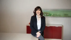Sürdürülebilirliğin geleceğin rekabet avantajı olduğu yeni dünyada, dijitalleşme yalnızca bir verimlilik aracı değil; çevresel ve toplumsal bir sorumluluğun aracı haline geliyor. Turizm sektörüne yazılım çözümleri sunan Elektraweb, bu dönüşümün ön saflarında yer alıyor. Elektraweb Yönetici Ortağı Nilüfer Durukal Kaya’ya göre, sürdürülebilirlik artık yalnızca "doğayı korumak" değil, aynı zamanda "veriyi doğru kullanmak" anlamına geliyor.