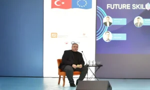 Marka, iş dünyasının en çok kullanılan ama çoğu zaman anlamı tam olarak kavranmayan kavramlarından biridir. Peki marka nedir? Marka, bir şey vaad eder, bu vaadini reklam aracılığıyla ilan eder ve bu vaadini tutarsa güven tesis eder. Gerçek anlamda marka olmak bu sürecin sonucudur.