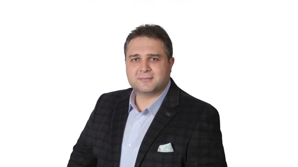 Bu yazı, iş dünyasında kurumsal ve profesyonel seviyede etkili iş ağı kurmanın inceliklerini detaylı bir şekilde ele almak amacıyla KurumsalMedya.com için Kenan Altun tarafından hazırlanmıştır. Networking kavramını hem bireysel kariyer hem de şirketler için stratejik büyüme fırsatına dönüştürmek isteyen profesyoneller ve yöneticiler için kapsamlı bir rehber niteliğindedir.
