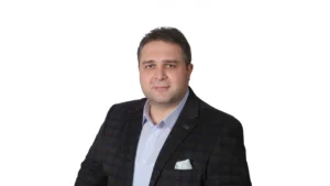 Bu yazı, iş dünyasında kurumsal ve profesyonel seviyede etkili iş ağı kurmanın inceliklerini detaylı bir şekilde ele almak amacıyla KurumsalMedya.com için Kenan Altun tarafından hazırlanmıştır. Networking kavramını hem bireysel kariyer hem de şirketler için stratejik büyüme fırsatına dönüştürmek isteyen profesyoneller ve yöneticiler için kapsamlı bir rehber niteliğindedir.