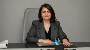 Türkiye’de çevreci ulaşımın simgesi haline gelen elektrikli araçlar, şehir yaşamında yeni bir tartışmayı beraberinde getiriyor: apartman ve sitelerde şarj istasyonu kurulumu. Araç sahipleri konutlarında araçlarını şarj etmek isterken; diğer kat malikleri ise altyapı, güvenlik ve eşitlik kaygılarıyla karşı çıkıyor.
