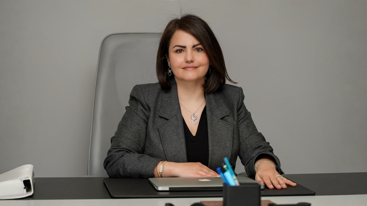 Türkiye’de çevreci ulaşımın simgesi haline gelen elektrikli araçlar, şehir yaşamında yeni bir tartışmayı beraberinde getiriyor: apartman ve sitelerde şarj istasyonu kurulumu. Araç sahipleri konutlarında araçlarını şarj etmek isterken; diğer kat malikleri ise altyapı, güvenlik ve eşitlik kaygılarıyla karşı çıkıyor.