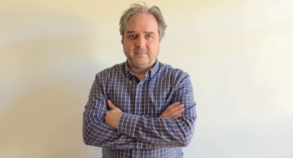 Yapay zeka, iş dünyasında rekabet gücünü artıran ve verimliliği yükselten vazgeçilmez bir araç haline geliyor. Bu makalede, yapay zekanın iş süreçlerine sağladığı somut faydalar, üretimden hizmet sektörüne kadar geniş bir yelpazede sunduğu avantajlar ve Türkiye’deki kurumların bu dönüşüme nasıl başlayabileceği anlatılıyor. İşinizi geleceğe taşımak için yapay zekayı nasıl kullanabileceğinizi öğrenmek için bu yazıyı mutlaka okuyun.